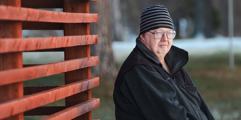 Dockmyran's tweet card. Från en månad till en annan sänktes Thomas Höglunds aktivitetsstöd med flera tusenlappar. ”Det kommer att vara lyx att ta en kopp kaffe på kafé”, säger han.