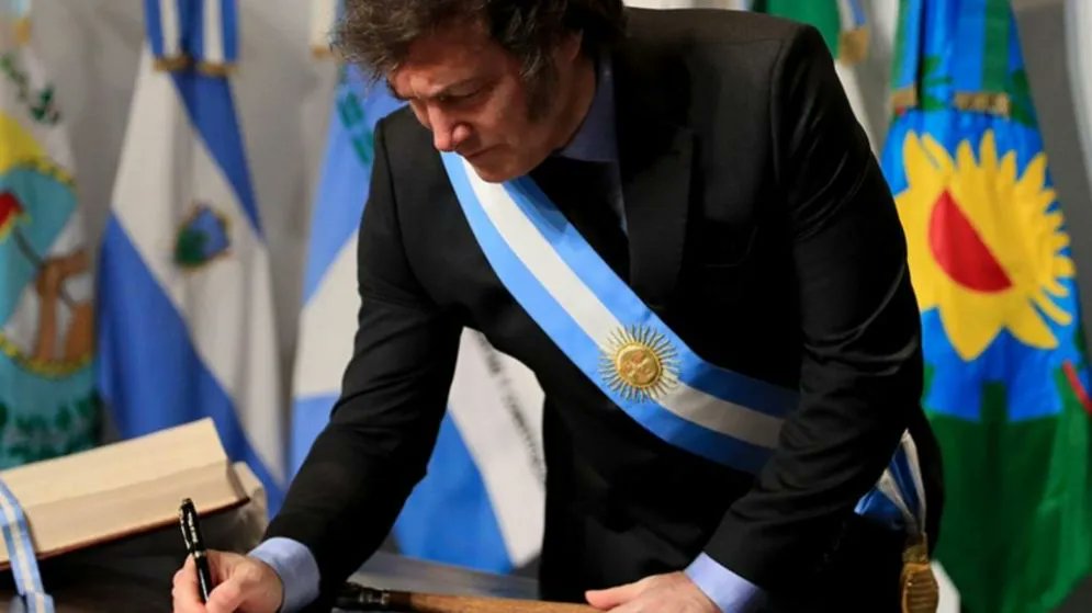 MundoPoder_'s tweet card. Un decreto canaliza una reasignación millonaria hacia la inteligencia estatal, mientras otro confirma que el extra para haberes mínimos seguirá en $70.000 en diciembre. El haber base sube 2,34% y con...