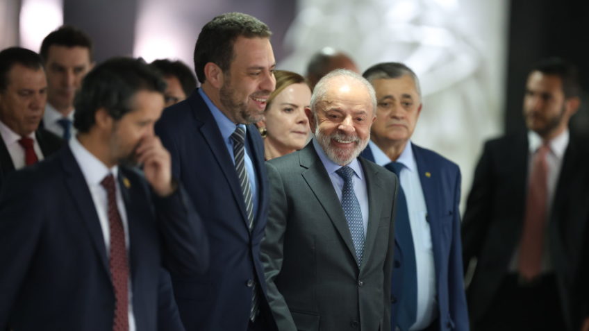 Poder360's tweet card. Presidente se reúne com Weverton Rocha a 10 dias da CCJ enquanto governo adia envio de carta ao Senado como estratégia. Leia mais no Poder360.