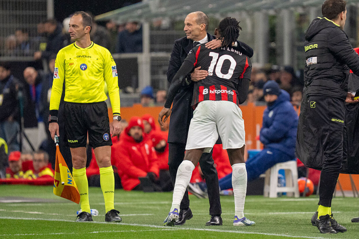 zerozeropt's tweet card. Não é de hoje que o Milan procura um ponta de lança