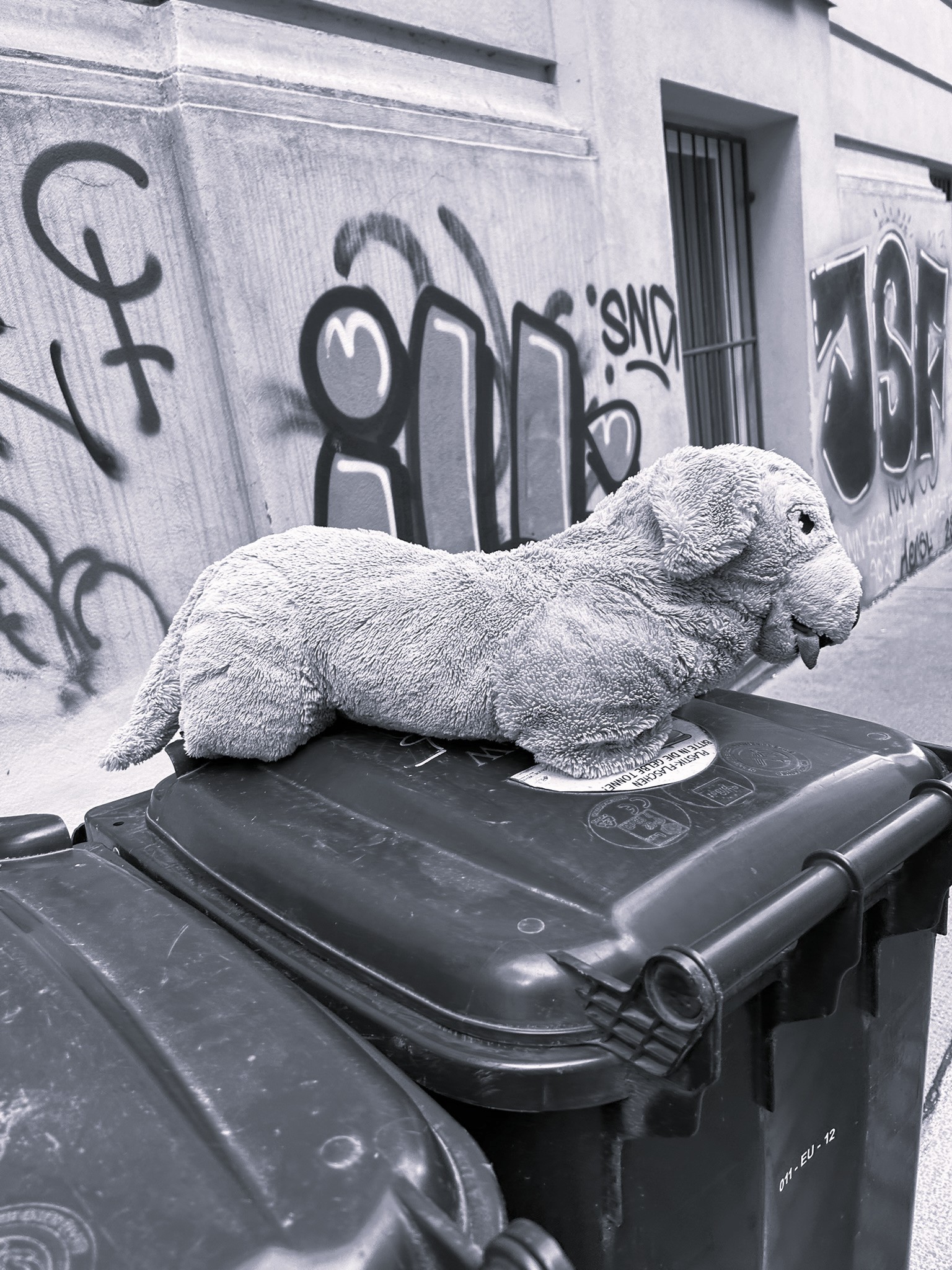 thewoolfx's tweet card. .