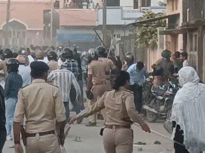 Divya_Bhaskar's tweet card. ગેરકાયદે ધાર્મિક બાંધકામ પર બુલડોઝર ફેરવાતાં...