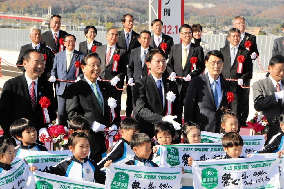 toban_kobenp's tweet card. 　加古川市の国道２号バイパスと小野市の国道１７５号を結ぶ無料の自動車専用道路「東播磨道」（１２・１キロ）が１１月３０日、全線開通した。東・北播磨地域が２車線の高架道路で結ばれた。沿岸部を通る東西の交通網が発達する一方、整備が遅れていた南北の道路の渋滞解消や災害時の代替対応だけでなく、救急搬送の時間短縮や雇用の創出など多彩な効果が期待される。（坂本　勝）