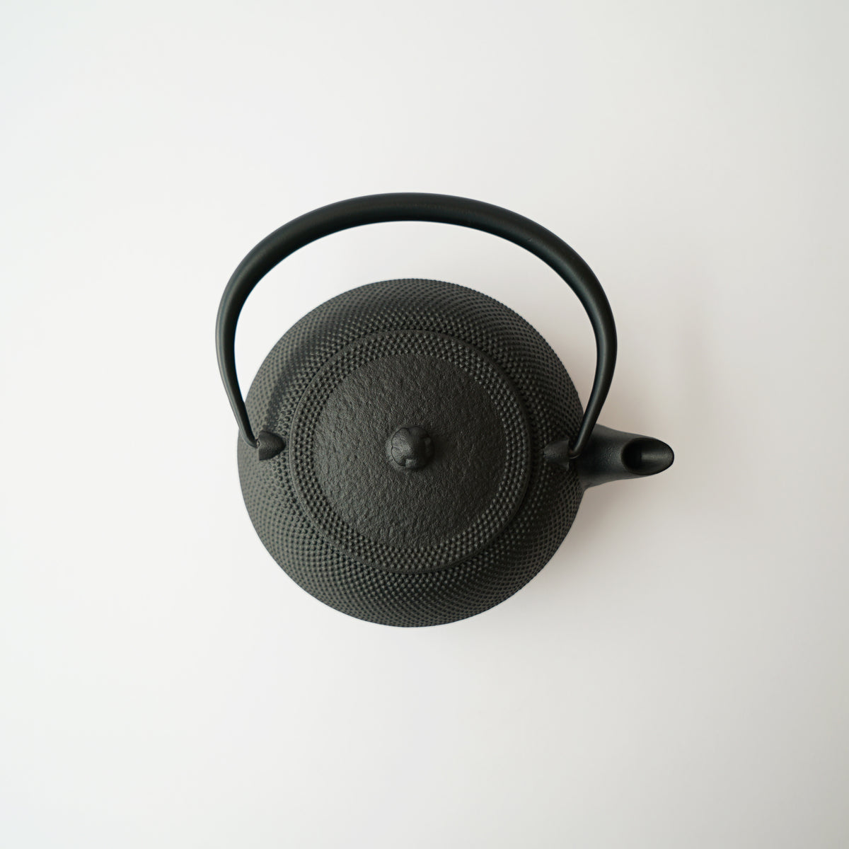 forum_store's tweet card. 南部鉄瓶の伝統模様「アラレ」があしらわれた、代表的なデザイン。落ち着きと存在感があり、置いてあるだけで素敵な空間が生まれます。 サイズは大きすぎず小さすぎず、注ぎやすい大きさです。ツル(持ち手)は倒れるタイプで収納や、水を入れるときにも便利です。 まろやかな白湯をそのままいただいたり、お茶やコーヒーをお愉しみ下さい。 サイズ　W191ｘD156ｘH196mm / 底径94mm熱源　　ガス・直...