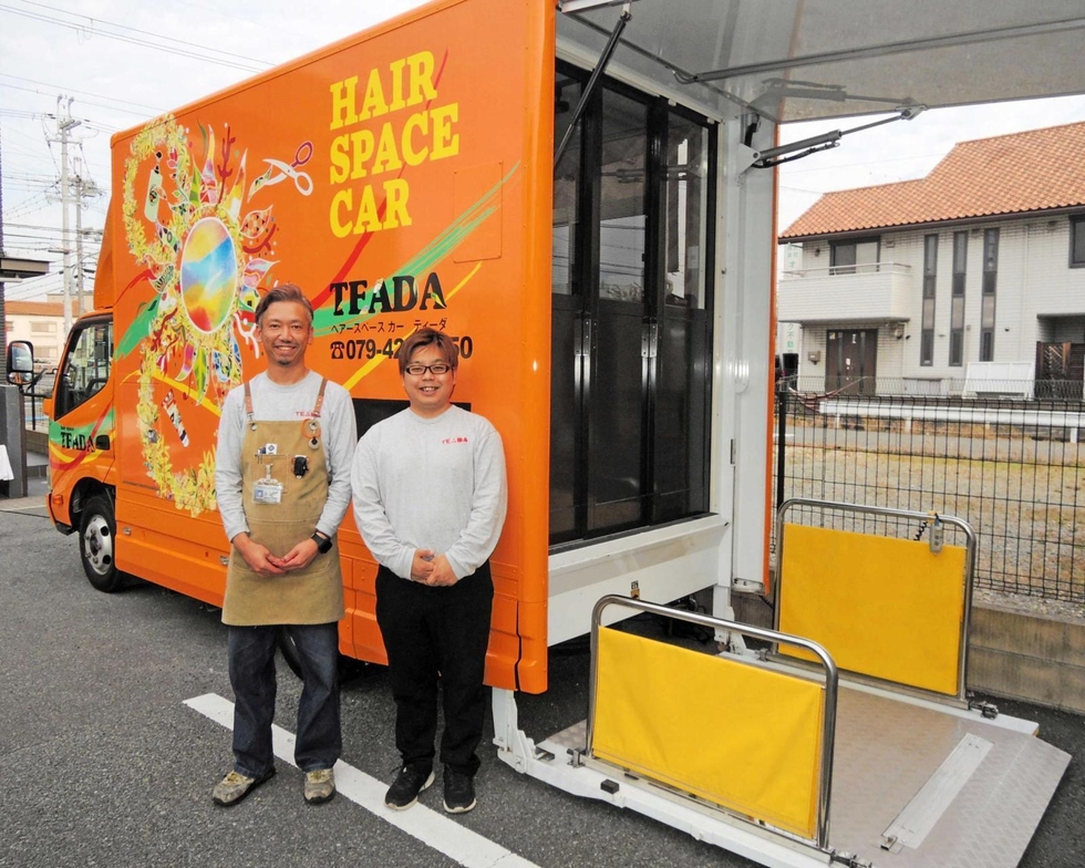toban_kobenp's tweet card. 　美容室利用が難しい障害者や要介護者らの移動美容室「ＫＩＲＩ　ｎｉ　ＩＣＣＯ　ＣＡＲ（きりにいこっカー）」の２号車を、ヘアサロン「ティーダ」店主のスタイリスト安大（あんだい）陽平さん（４６）＝加古川市加古川町北在家＝が製作した。昨年８、９月のクラウドファンディング（ＣＦ）は目標額に届かず、資材高騰で製作費が跳ね上がった。一時は苦境に立たされたが、たまたま中古の移動理容車を安価で譲ってもらえる...