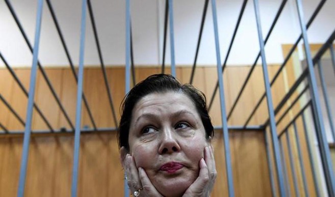 deval_enval's tweet card. Un tribunal condenó hoy a cuatro años de prisión a Natalia Sharina, ex directora de la Biblioteca de Literatura Ucraniana de Moscú, tras declararla culpable de extremismo por difun