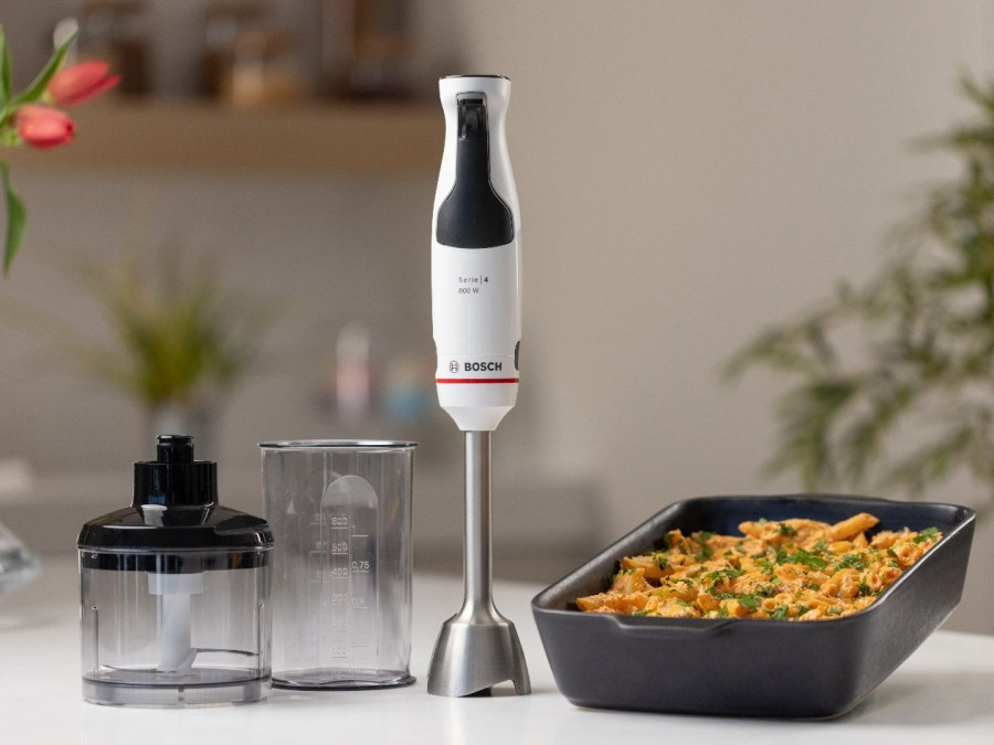 Queen_gr's tweet card. Με ένα Ραβδομπλέντερ, we go viral με λαχταριστά Feta Pasta (και όχι μόνο)