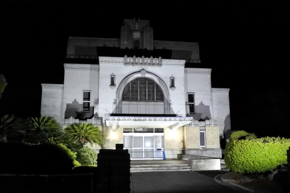 toban_kobenp's tweet card. 　老朽化で存廃が議論されている旧加古川図書館（加古川市加古川町木村）の外観をライトアップする取り組みが１１月２９日夜に催された。