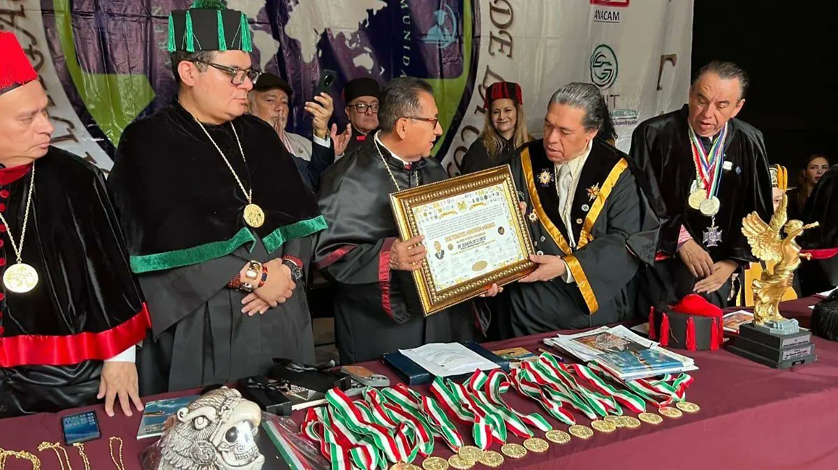 SoldeTlaxcala's tweet card. El doctor recibió el Galardón Patriótico Revolucionario (Docentes Honorem Magnus) y la Presea Revolución Mexicana