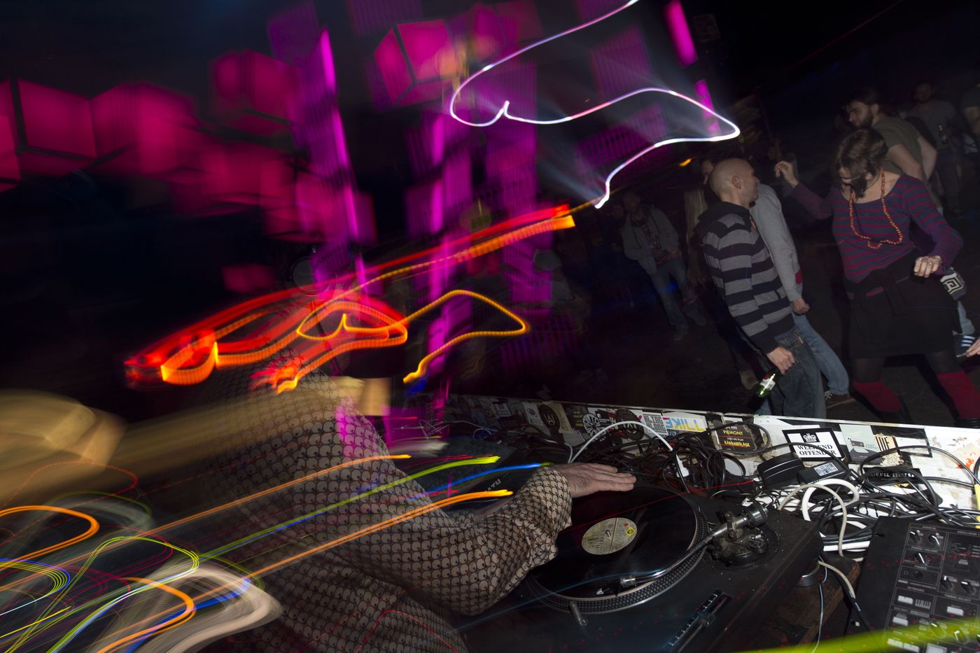 UKHospKate's tweet card. Les clubs et salles de concert de Berlin, fermés depuis quatre mois en raison de la pandémie de coronavirus, ont reçu chacun en moyenne une aide de la ville de 81.000 euros, selon des chiffres...