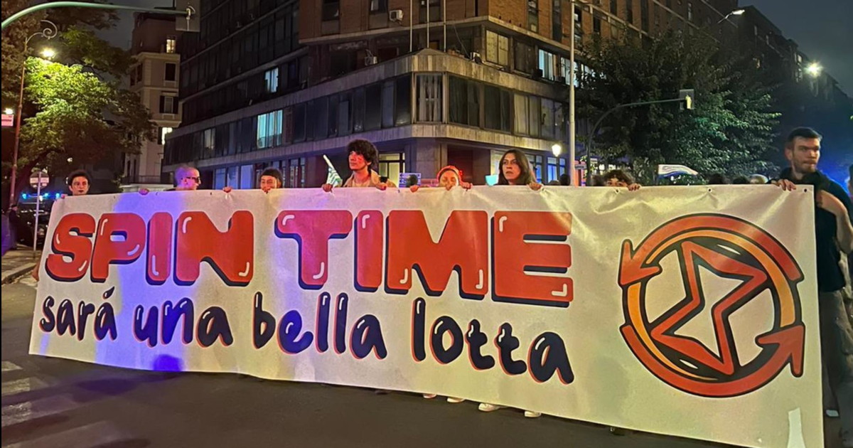 tempoweb's tweet card. Nessuna ruspa a comando politico. Dopo il Leoncavallo a Milano altre occupazioni potrebbero essere sgomberate, anche a Roma . Nell’elenco del...