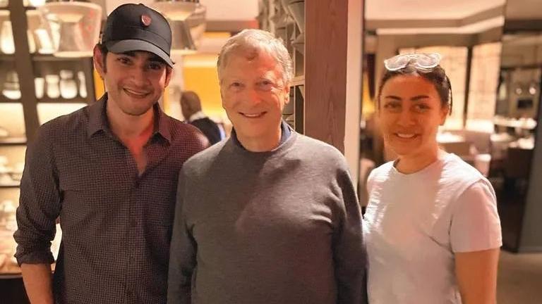 Showbiz_IT's tweet card. After meeting Mahesh Babu and Namrata in New York, Bill Gates followed the Telugu superstar on Twitter and Instagram. Bill Gates also wrote that it was fun meeting the couple.