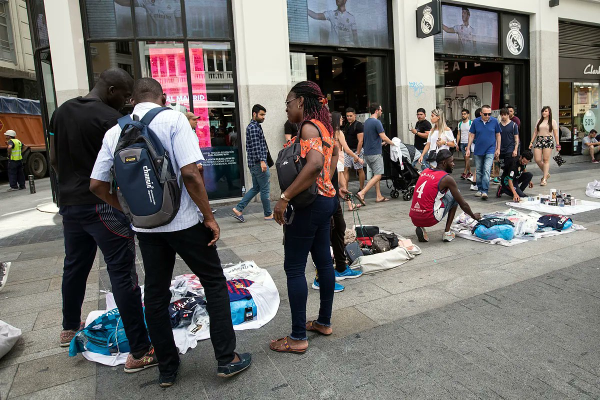 larena_carlos's tweet card. Una redada contra la venta ambulante ilegal en la Gran Vía ha desencadenado este lunes a las 14.30 horas en una peligrosa persecución por los túneles del Metro de Madrid. Varios...