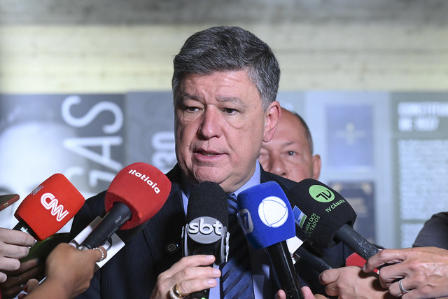 Poder360's tweet card. Carlos Viana (Podemos-MG), presidente da comissão, disse que deve coletar assinaturas nos próximos dias. Leia no Poder360.