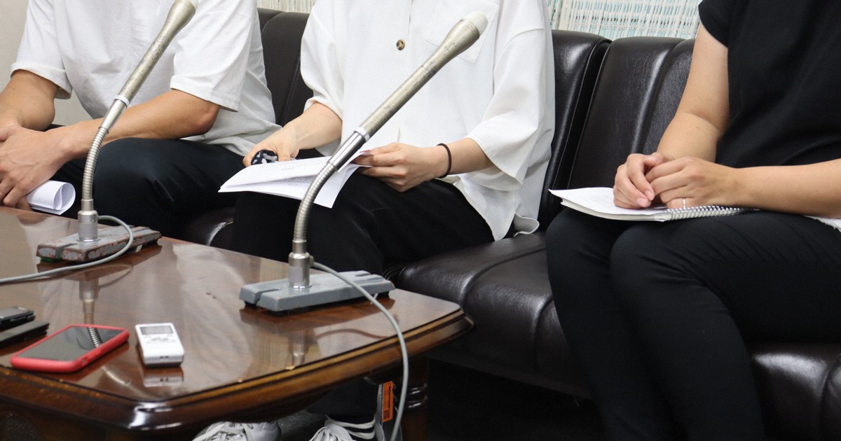 mainichi's tweet card. 　小学生の女児4人がわいせつ被害に遭い、男性が逮捕された。事件は公表されず、裁判でも男性の名前が伏せられた。被害者を守るための措置だった。だが、この対応に女児の保護者が異議を唱えた。