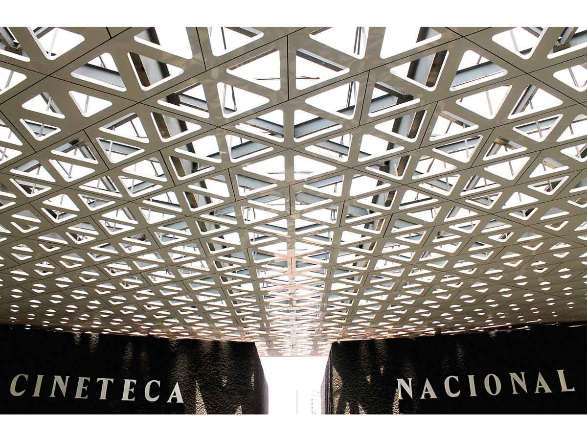 clioisrael's tweet card. Trabajadores de la Cineteca Nacional acusan reducción de personal. Trabajadores indicaron que el recorte afecta la preservación y difusión del material fílmico