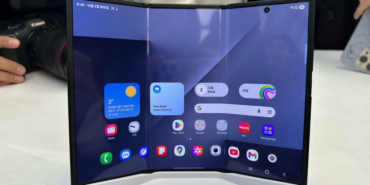 WSJTech's tweet card. In a first for the U.S. market, Galaxy Z TriFold folds inward twice like a pamphlet.