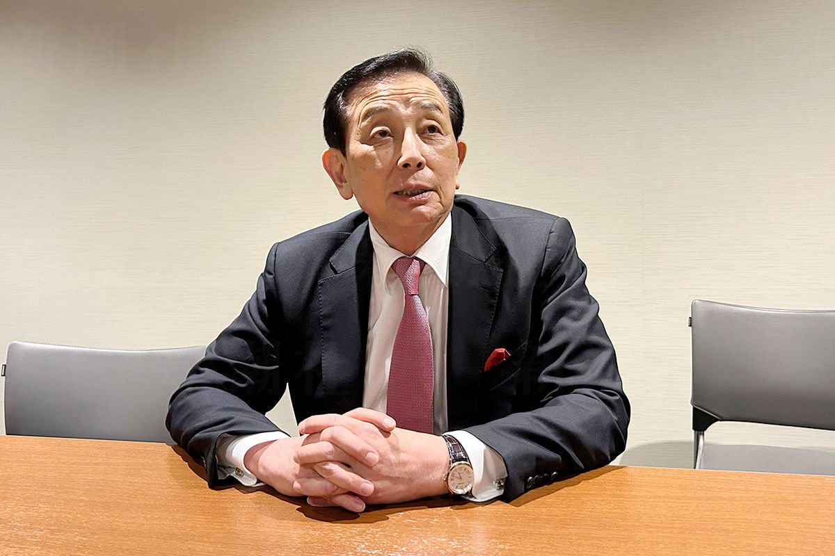 shukan_shincho's tweet card. 大手エレベーターメーカーの「フジテック」は、在香港のヘッジファンド「オアシス・マネジメント」に16.52％に及ぶ株を買い占められた。…