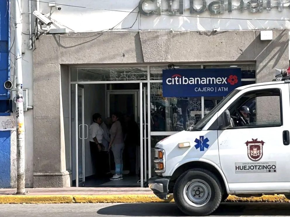 carlosmartinh's tweet card. Un cuentahabiente fue despojado de 150 mil pesos y artículos de valor durante un asalto que sufrió dentro de la sucursal bancaria de CitiBanamex.