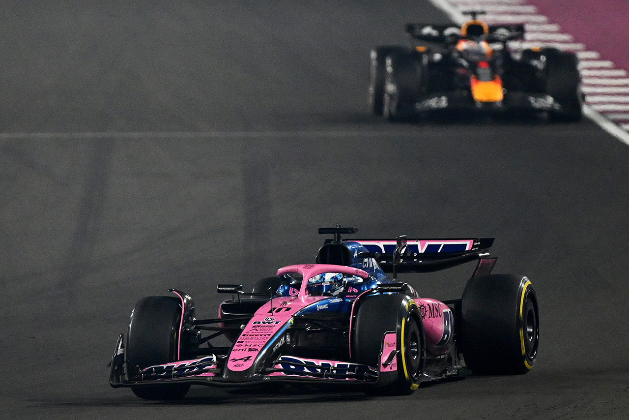 AUTOSPORT_web's tweet card. 　2025年F1第23戦カタールGPの決勝レースが行われ、アルピーヌのフランコ・コラピントは14位、ピエール・ガスリーは16位でレースを終えた。