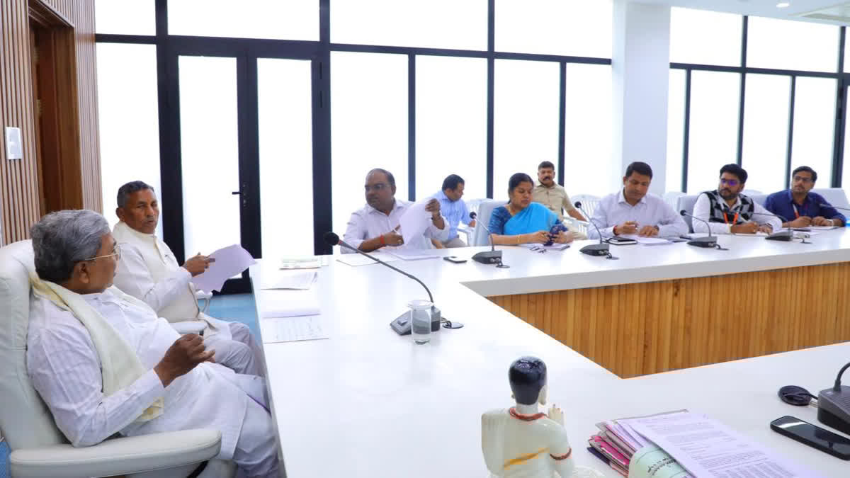 ETVBharatKA's tweet card. 5 ಕೆ.ಜಿ ಅಕ್ಕಿಗೆ ಬದಲಾಗಿ ತೊಗರಿ ಬೇಳೆ, ಸೂರ್ಯಕಾಂತಿ ಎಣ್ಣೆ, ಸಕ್ಕರೆ, ಉಪ್ಪು ಒಳಗೊಂಡ ಇಂದಿರಾ ಫುಡ್ ಕಿಟ್ ವಿತರಿಸಲು ಸಿಎಂ ಸಿದ್ದರಾಮಯ್ಯ ಸೂಚನೆ.