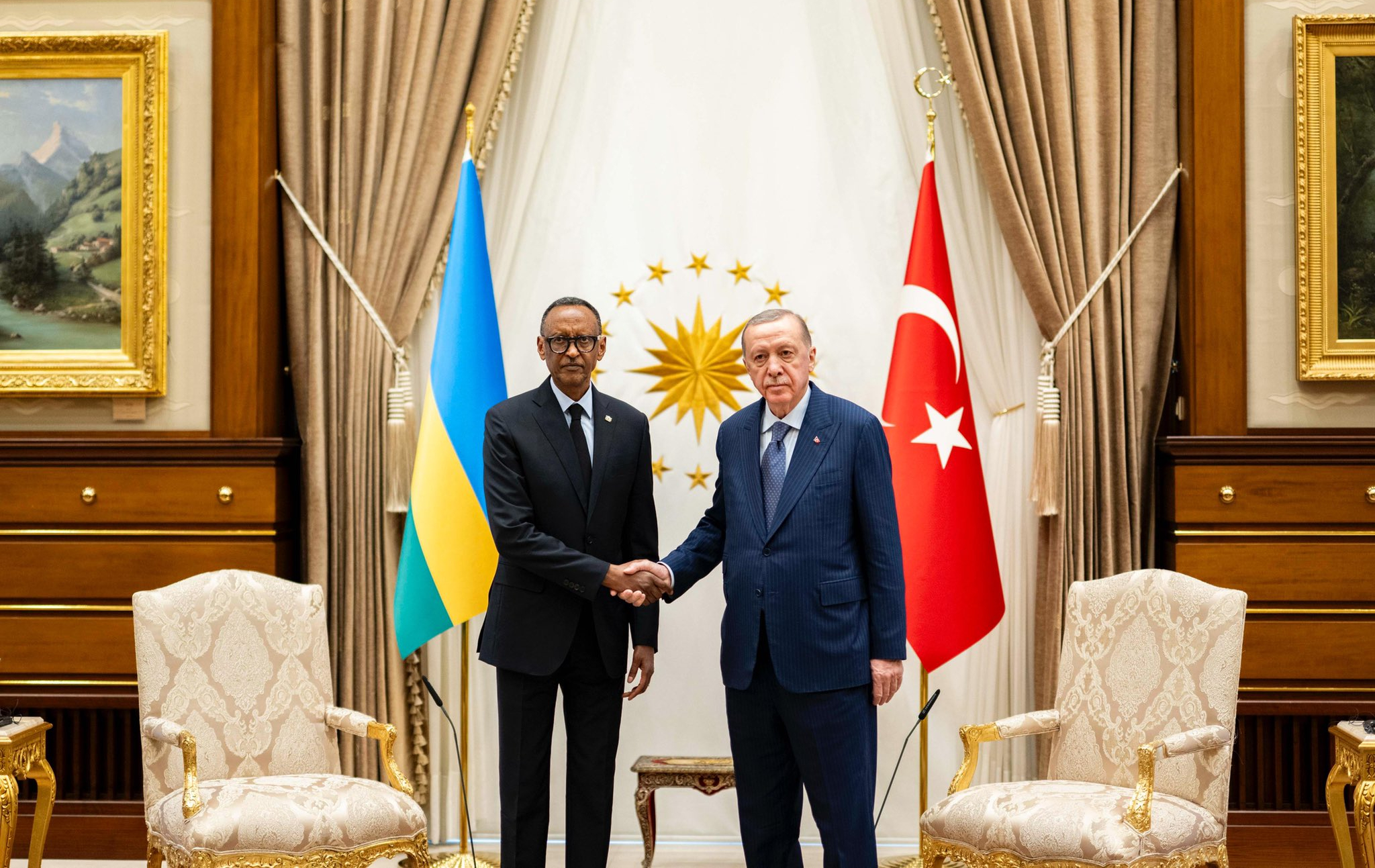 kigalitoday's tweet card. U Rwanda rwashyize umukono ku masezerano y’ubufatanye na Turukiya mu gukora ibikoresho bya gisirikare. Iyi ni intambwe ikomeye u Rwanda (…)