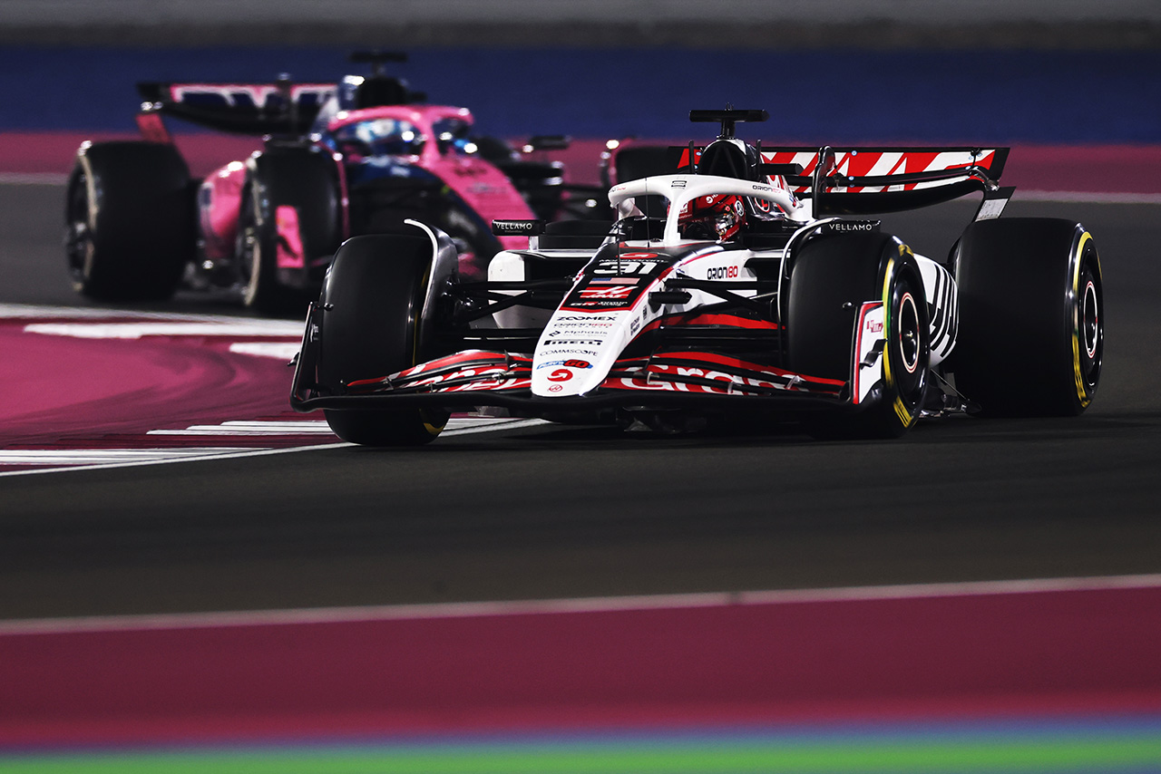 AUTOSPORT_web's tweet card. 　2025年F1第23戦カタールGPの決勝レースが行われ、ハースのエステバン・オコンは15位、オリバー・ベアマンはリタイアでレースを終えた。