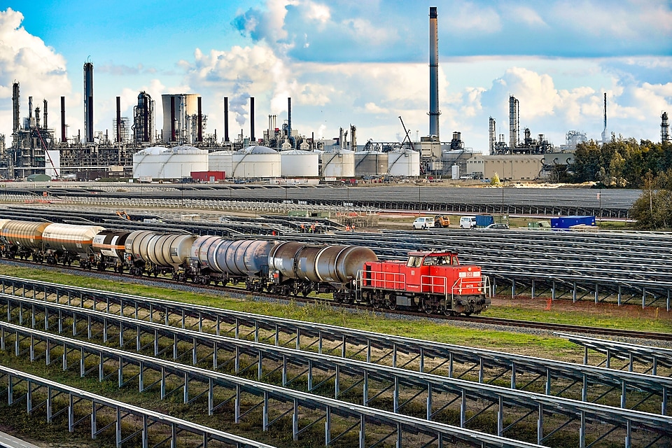 OpaHenk62's tweet card. TechnipFMC has won a “significant” contract to help reduce emissions by 10% at the Shell Moerdijk plant in the Netherlands.