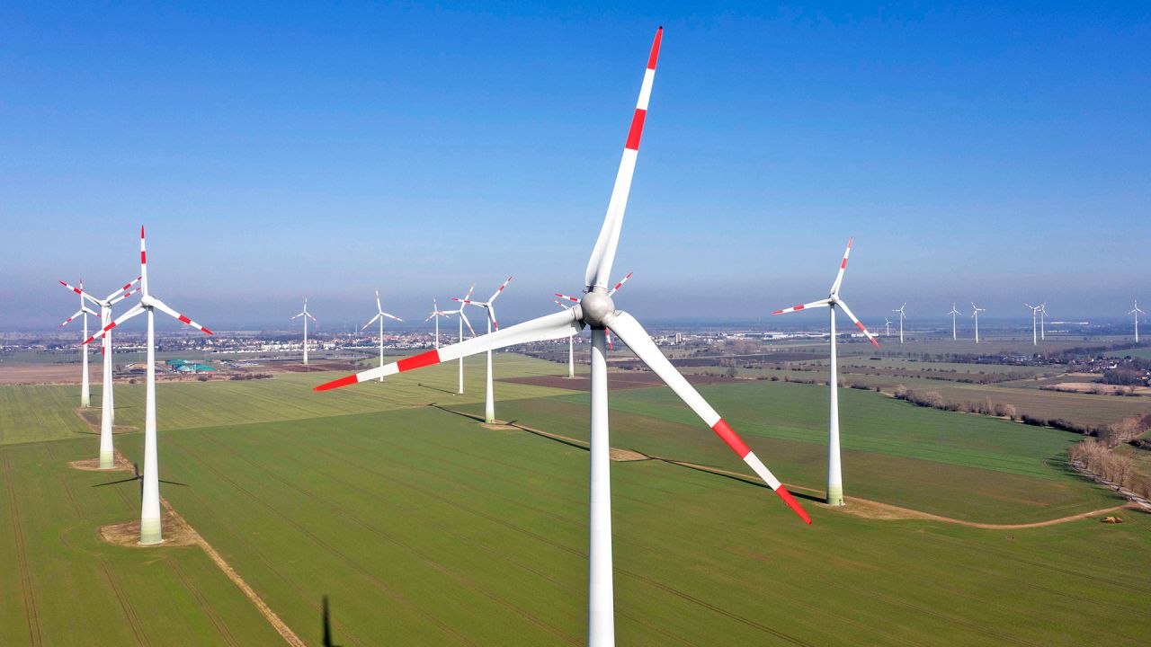 KlimaProtect's tweet card. Seit einigen Jahren produziert die Region rund um Nauen mehr grünen Strom als sie verbrauchen kann. Windräder müssen sogar abgeschaltet werden. Daher sollen Rechenzentren entstehen, die den übersch...