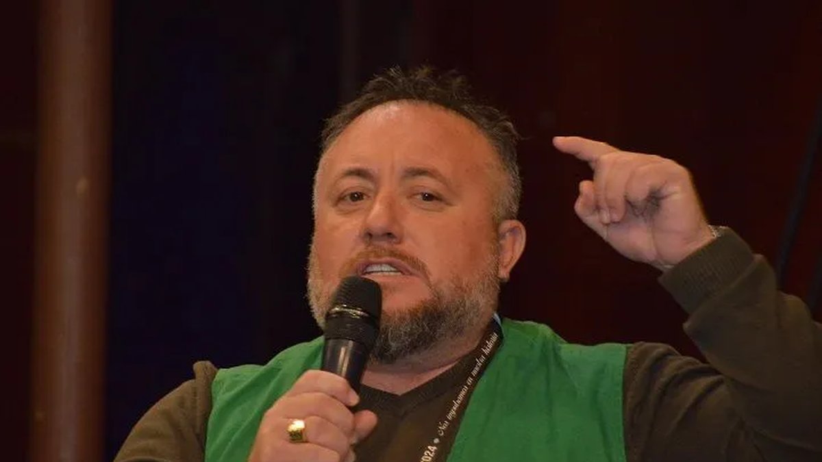 danipat88's tweet card. El sindicato ATE denunció que este ítem está hecho para listas de amigos y advierte a los trabajadores que les van a rebajar el salario