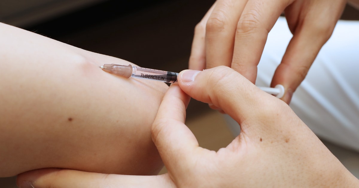 oZfte97IfR30708's tweet card. 厚生労働省は2026年度にも、新型コロナウイルスなどのワクチン接種記録の保存期間を今の5年から延長する。はしかや風疹など感染症の流行時に自身の接種履歴が確認しやすくなる。ワクチンの有効性や安全性の検討に役立つ可能性もある。26年度からは予防接種記録の管理をデジタル化する。マイナンバーカードを活用し、オンラインで接種記録が見られるようになるのにあわせて保存期間を見直す。24年3月に開催した厚生