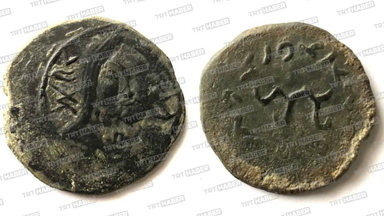 manalbant's tweet card. Özbekistan’da yürütülen arkeolojik kazılar sırasında, Batı Göktürk Kağanlığı dönemine ait olduğu değerlendirilen ve üzerinde “Türk-Kağan” ibaresi bulunan bir madeni para gün yüzüne çıkarıldı....