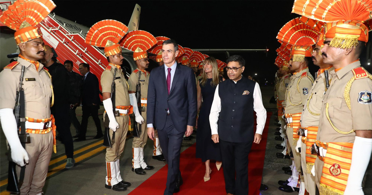 larena_carlos's tweet card. Mientras en España la dana ocasionaba centenares de muertos, el presidente mantuvo una cena privada con su mujer y se negó a volver a España con su...