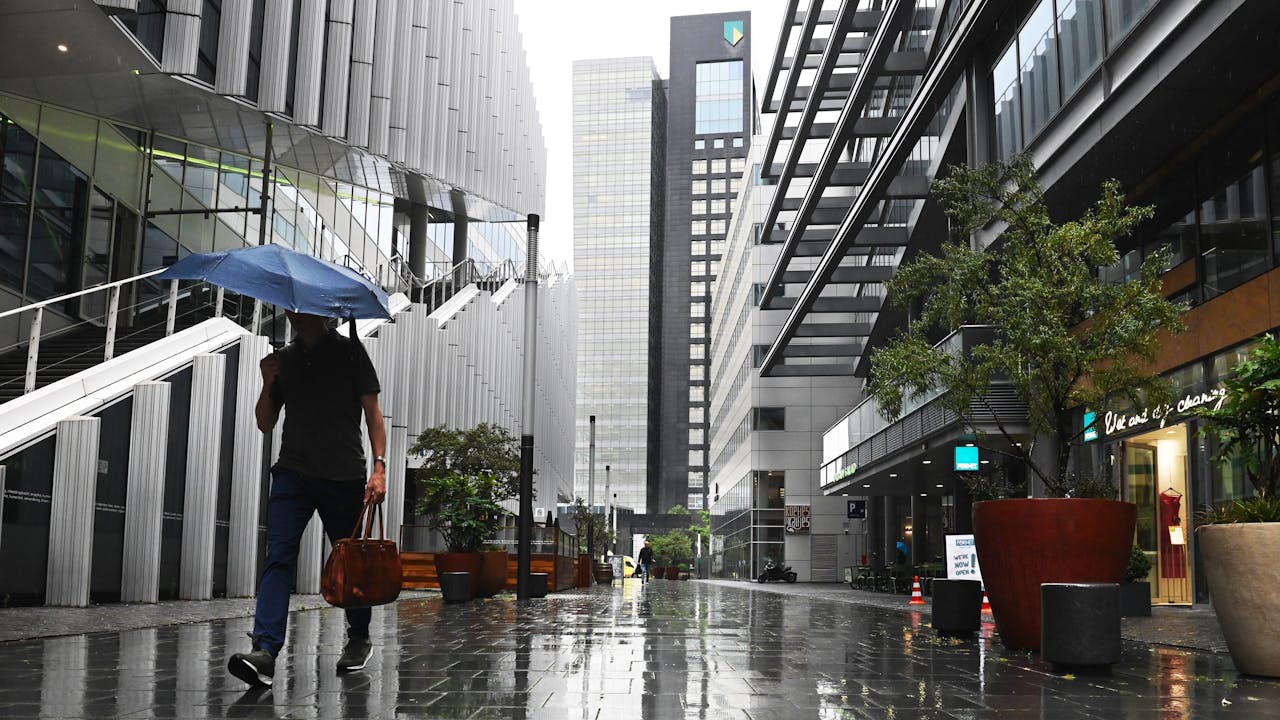 pwmschuit's tweet card. De toezichthouder stelt in een nieuw rapport dat de huidige witwasaanpak van banken kostbaar is en niet doelmatig genoeg.