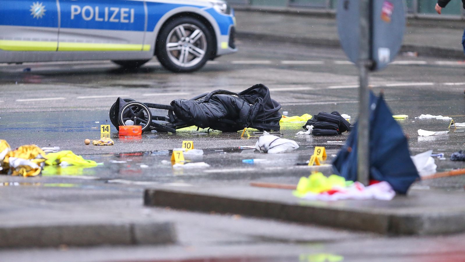 PHoeres's tweet card. Zwei Tage nach dem Anschlag in München sind ein zweijähriges Mädchen und seine 37-jährige Mutter an ihren schweren Verletzungen gestorben. In einem Statement bitten die Hinterbliebenen darum, den Tod...