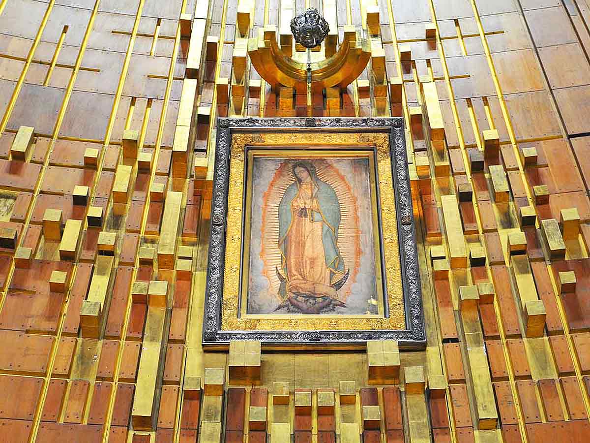 carlosmartinh's tweet card. Cada 12 de diciembre millones de mexicanos celebran a la Virgen de Guadalupe, una de las tradiciones religiosas más arraigadas del país. 