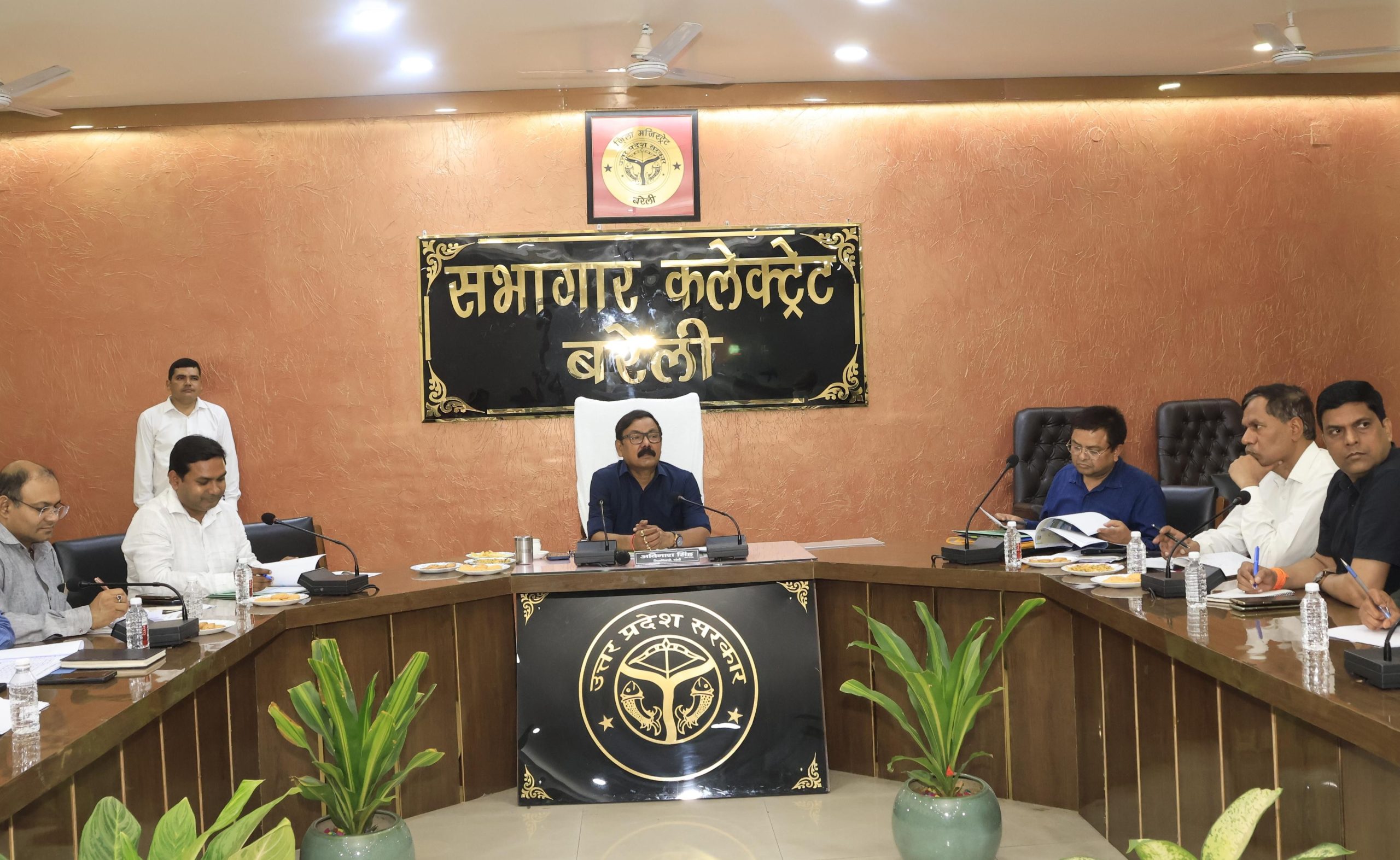 sandeshwahakweb's tweet card. Sandesh Wahak Digital Desk: बरेली जिलाधिकारी अविनाश सिंह ने कलेक्ट्रेट स्थित सभागार में बेसिक शिक्षा विभाग के अंतर्गत संचालित विभिन्न...