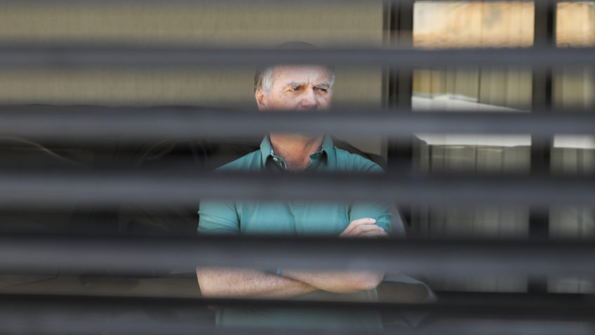 Poder360's tweet card. Jornal inglês afirma que Eduardo "fracassou espetacularmente" em sua atuação nos Estados Unidos. Leia no Poder360.