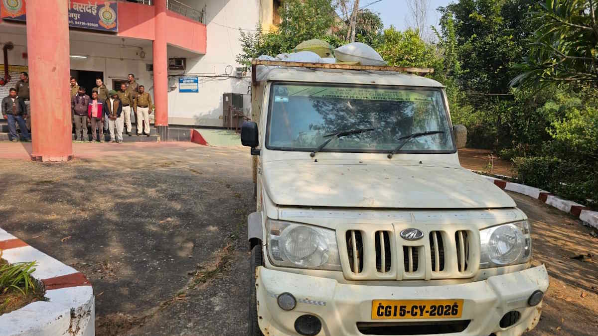 lalluram_cg's tweet card. प्रदेश में सरकारी समर्थन मूल्य पर खपाने सिलसिला जारी है. इस कड़ी में दो पिकअप में लाए जा रहे अवैध धान को पुलिस ने जब्त किया है.