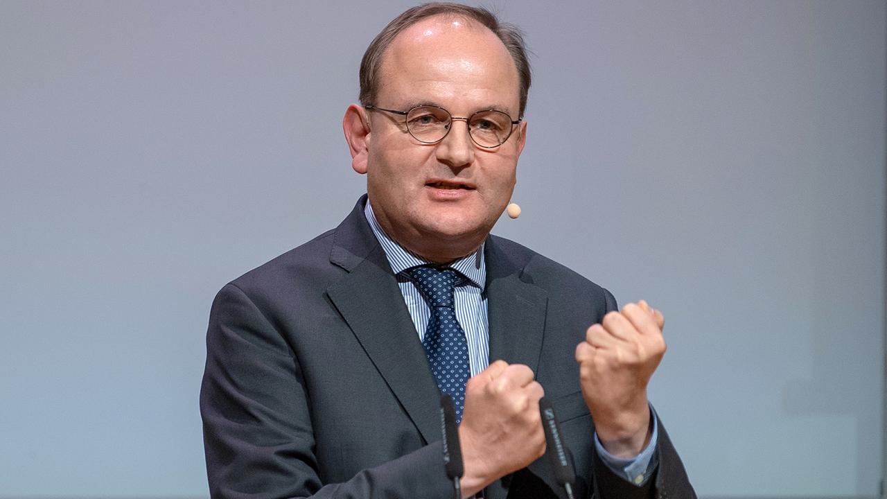 PIK_Klima's tweet card. Das Abkommen der COP30 hat nicht alle Länder zufriedengestellt. Klimaökonom Edenhofer sagt, künftig werde es darum gehen, Wege zu finden, wie kleinere Koalitionen von Ländern belastbare Schritte in...