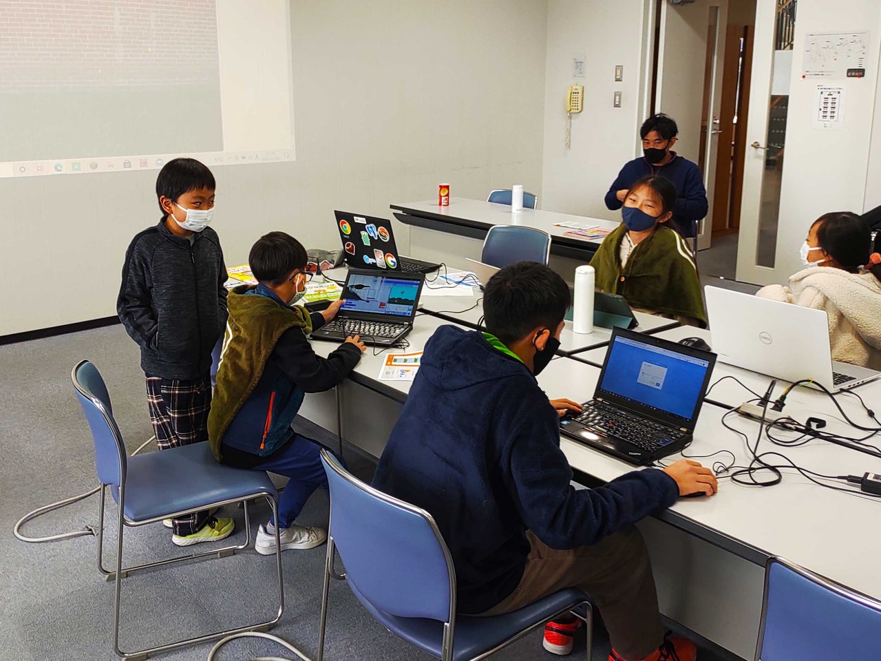 CoderDojo_KSWD's tweet card. # 今回は現地とオンラインの両方で開催します 現在のコロナウイルスの感染状況を踏まえて、参加者ご自身で、現地参加、オンラインのいずれか選択してください。 なお、オンラインでの参加の場合はGatherを利用していただく必要がありますので、事前にGatherの利用方法についてご確認ください。 https://nocodeblog.site/online-video-gather-town-usa...