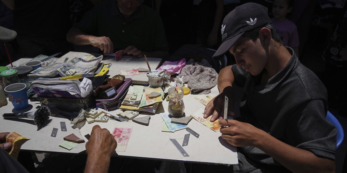 Bralex2302's tweet card. Dall'inizio della guerra Israele vieta anche l'ingresso di contanti, e i suoi bombardamenti hanno distrutto le banche e gli sportelli per ritirarli