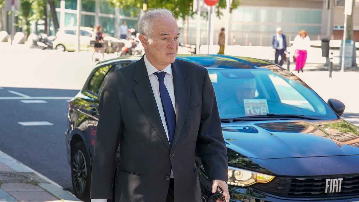 el_pais's tweet card. El tribunal concluye que no se ha proporcionado “el más mínimo indicio” de su participación en un delito de malversación