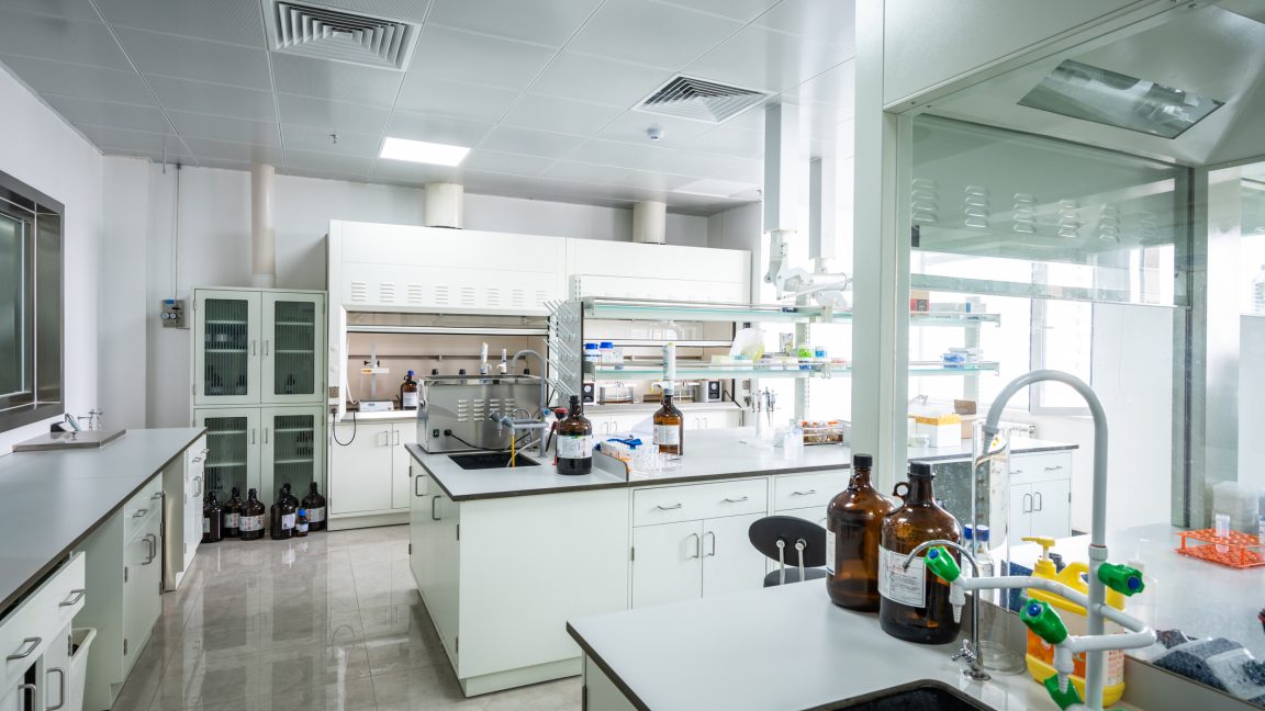 alex_calderwoo's tweet card. “Coscientist” AI checks references, reads hardware manuals, and sets up reactions.