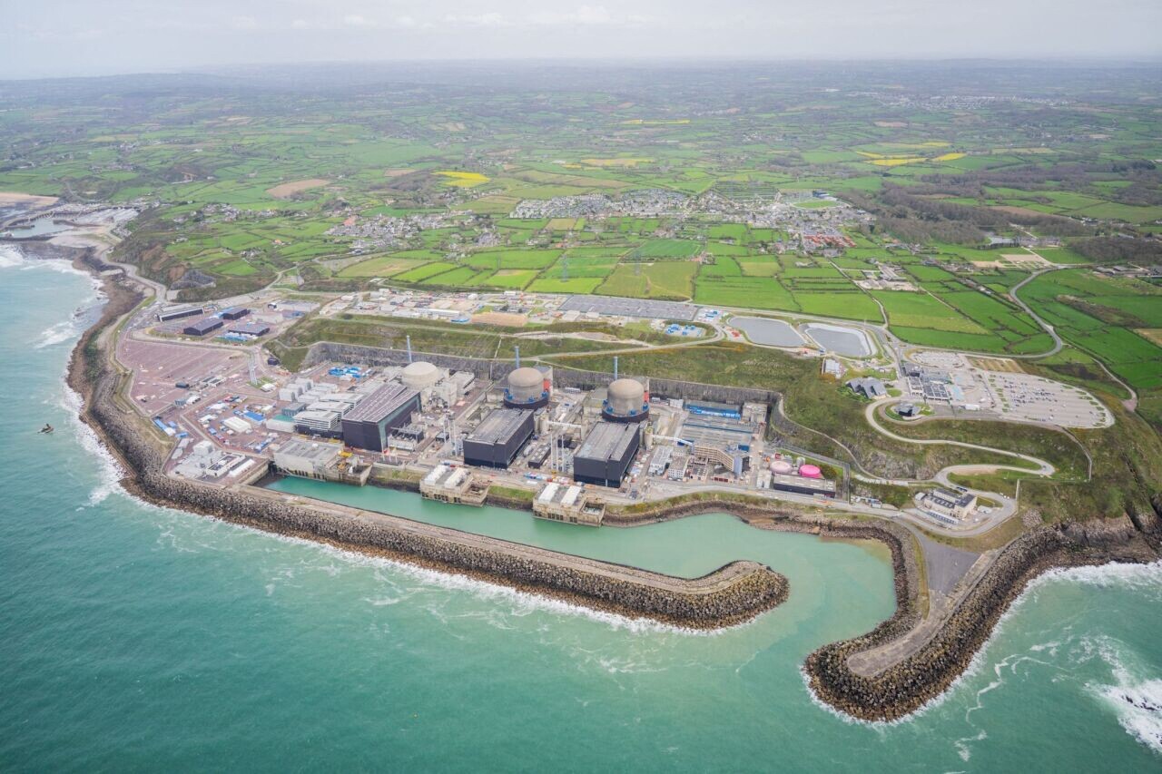 capt_ad_hoc's tweet card. En raison de la menace des drones, un nouvel arrêté interpréfectoral vient de détailler (en partie) un dispositif concernant la centrale de Flamanville où se trouve l’EPR.