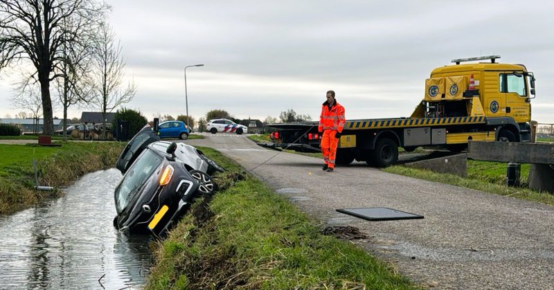 Auto te water na keerpoging Knibbelweg