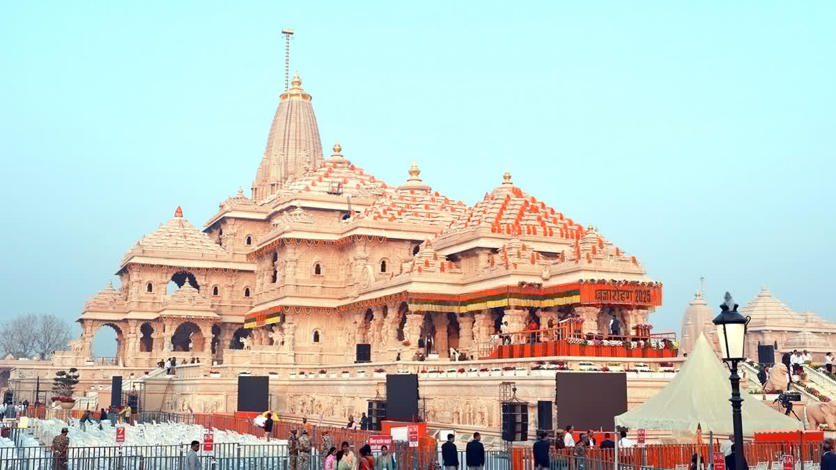 ETVBharatOD's tweet card. ପ୍ରଧାନମନ୍ତ୍ରୀ ନରେନ୍ଦ୍ର ମୋଦି ବଟନ ଚିପି ଧ୍ୱଜାରୋହଣ କାମ ସମ୍ପାଦନ କରିଥିଲେ । ଗେରୁଆ ରଙ୍ଗର ତ୍ରିକୋଣୀୟ ସ୍ୱତନ୍ତ୍ର ଧ୍ୱଜା ଶିଖରକୁ ଉଠିବାଯାଏ ପ୍ରଧାନମନ୍ତ୍ରୀ ଦୁଇହାତ ଯୋଡି ନମସ୍କାର କରି ଛିଡା ହୋଇଥିଲେ ।