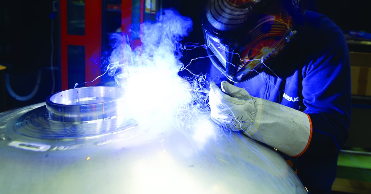 patlacmj's tweet card. Moment historique, début mai : les équipes du Technocentre nantais d’Airbus Atlantic donnaient naissance au premier réservoir à hydrogène liquide pour avion. Cette cuve métallique double peau d’un...