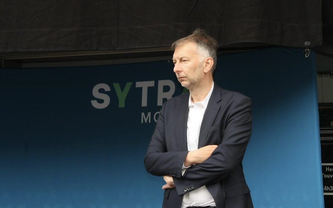 lyoncap's tweet card. Jean-Michel Aulas dénonce le manque de bus vers l’Hôtel de Ville de Lyon. Bruno Bernard lui répond fermement