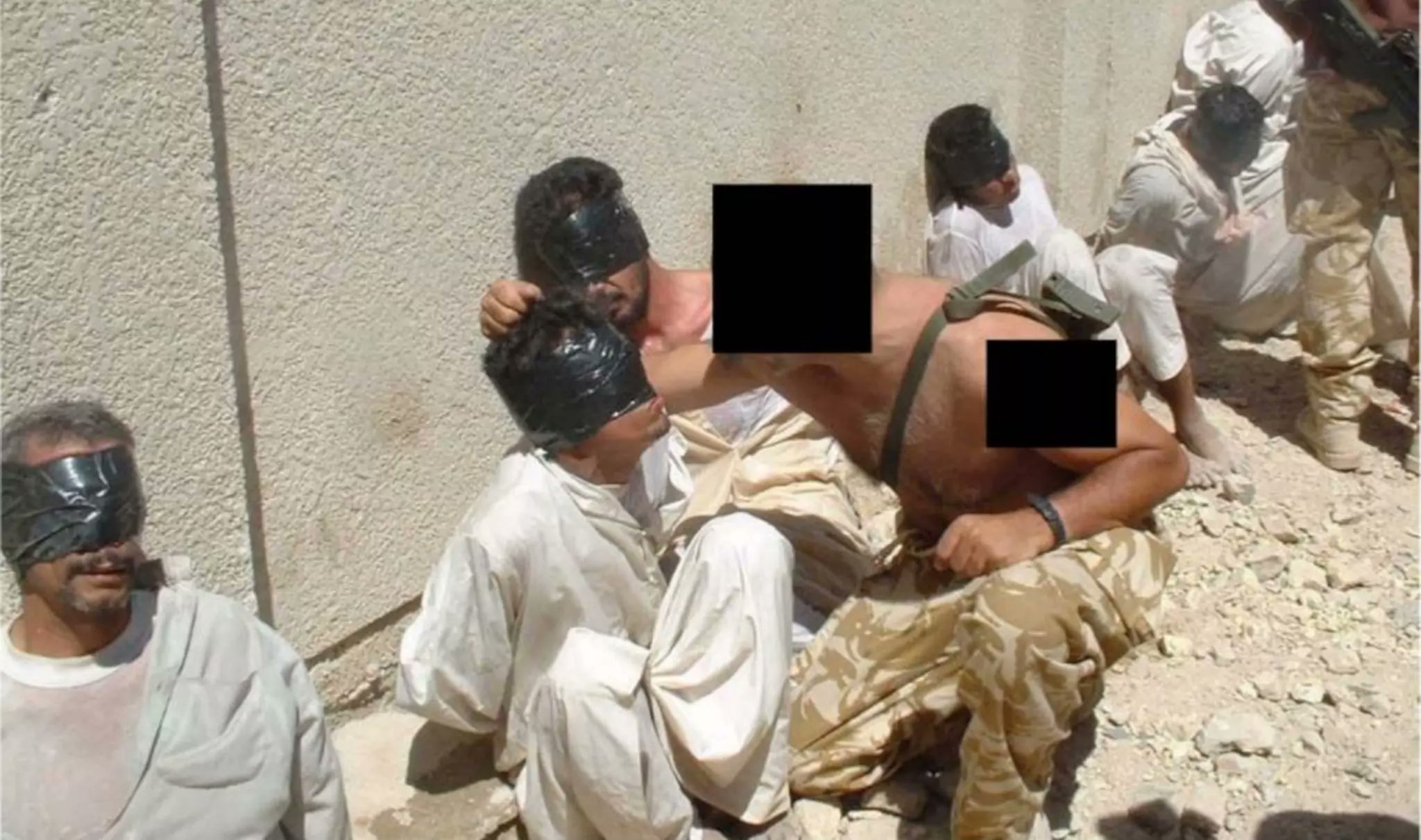 ProgIntl_ES's tweet card. Fotografías y evidencia documentan el abuso sistémico a lxs detenidxs iraquíes por soldados británicos en 2003, poniendo en evidencia un patrón de encapuchamientos, posturas de estrés y violencia.